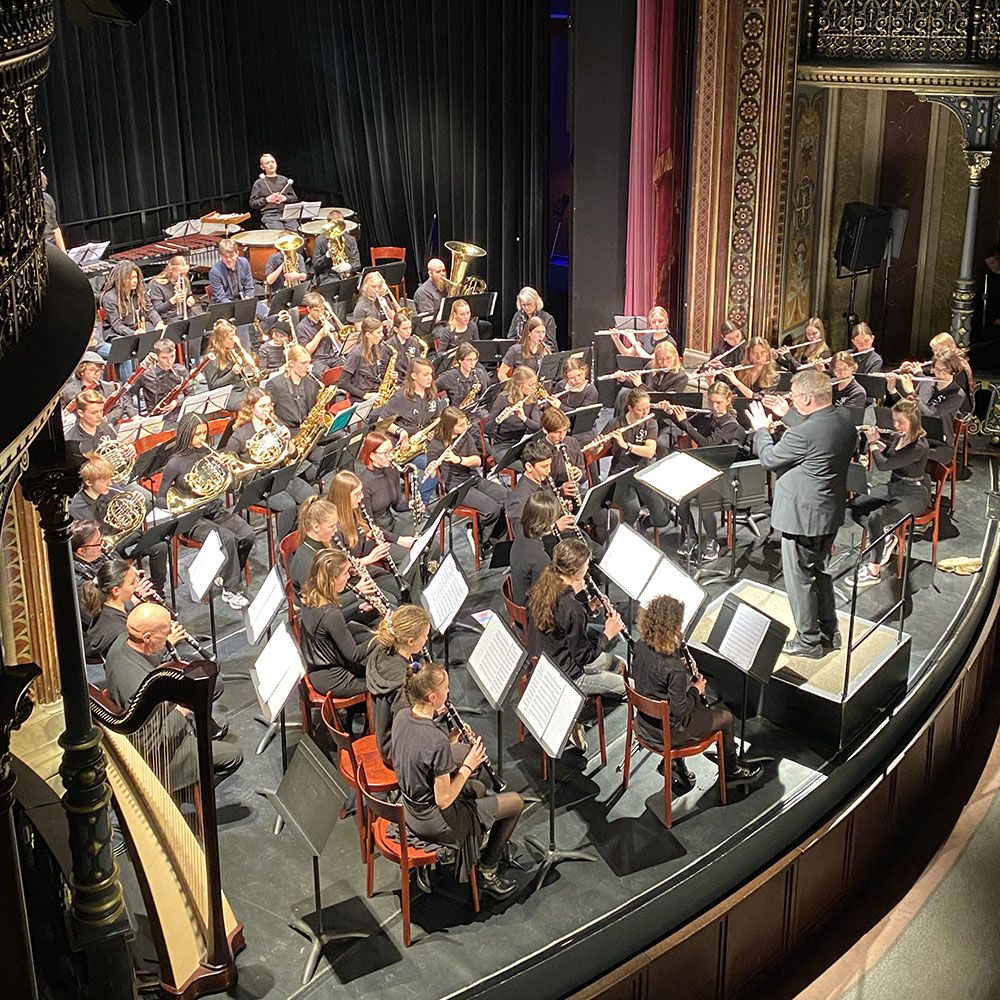 Man blickt in Vogelperspektive auf die Bühne des Parktheaters. Hier sitzt das Orchester der Sing- und Musikschule Mozartstadt Augsburg.